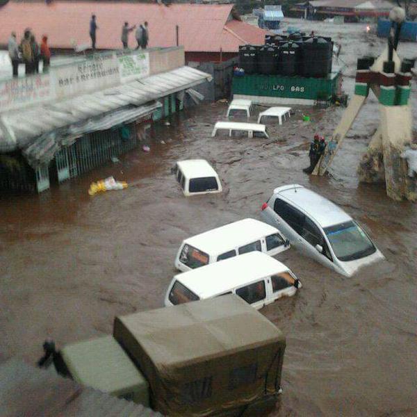Cars in flood waters Kenya